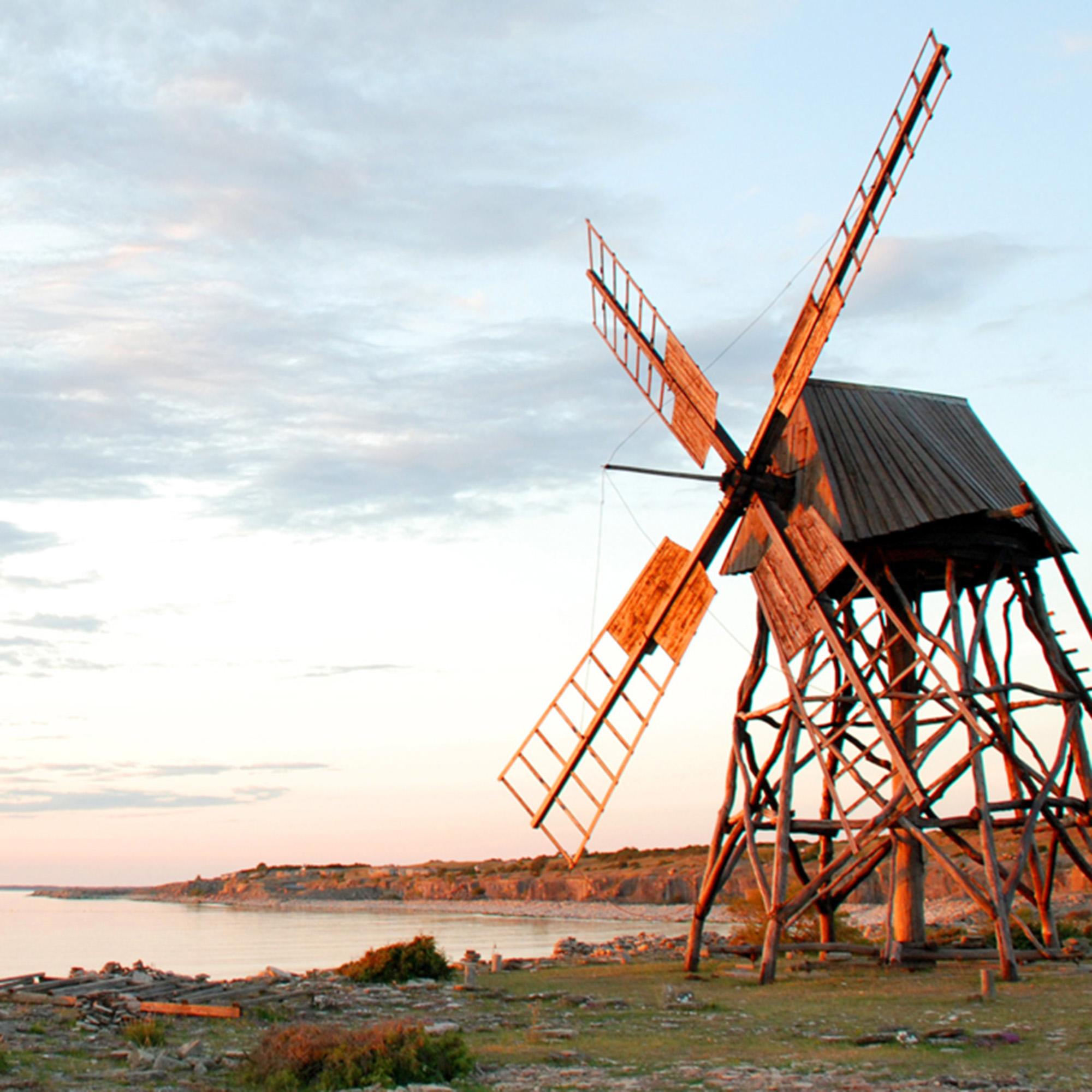 Skurkvarnen i Jordhamn på Öland, fotograferad i solnedgång.