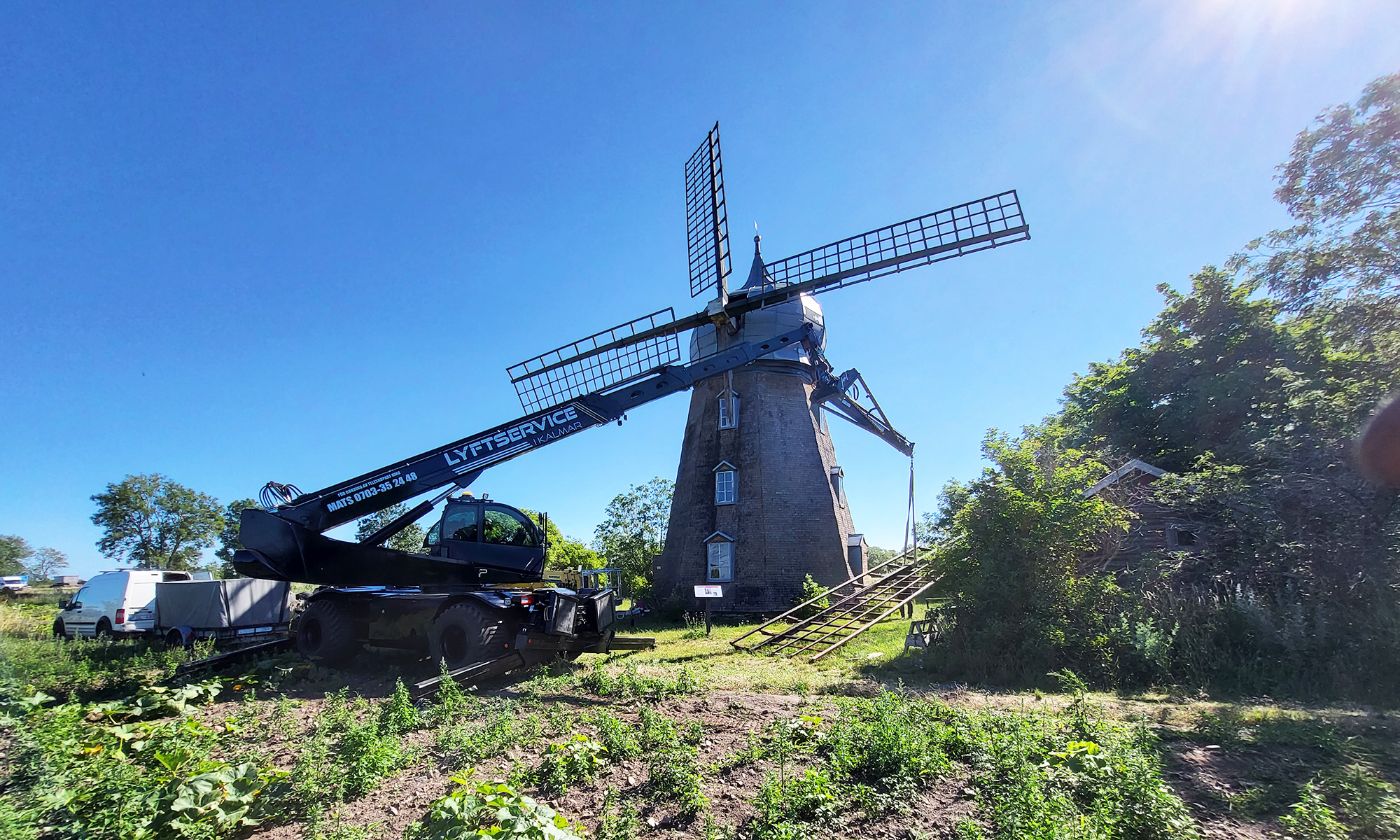 A windmill on Öland is getting renovated.